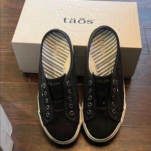Taos black EZ Soul slides with Textured Sole size 7.5